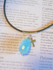 画像2: 大粒アクアマリン　皮ひもペンダント　Silver925クロスチャーム付  (2)