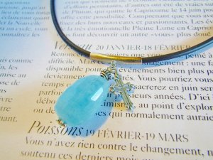 画像5: 大粒アクアマリン　皮ひもペンダント　Silver925クロスチャーム付  (5)