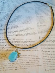 画像4: 大粒アクアマリン　皮ひもペンダント　Silver925クロスチャーム付  (4)