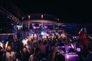 画像4: イタリアのクラブに踊りに行こう♪　海の上の最高のクラブ。イタリアの一大イベント・サンレモ音楽祭のパーティ会場でもあり、私もついてるし安全！！サウンドシステムも最高！！ (4)